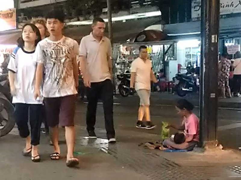 Ẵm con ăn xin, chơi ma túy ở khu phố Tây